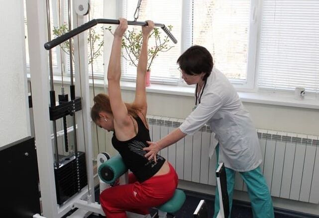 Exercice sur simulateur d'arthrose de l'articulation de l'épaule