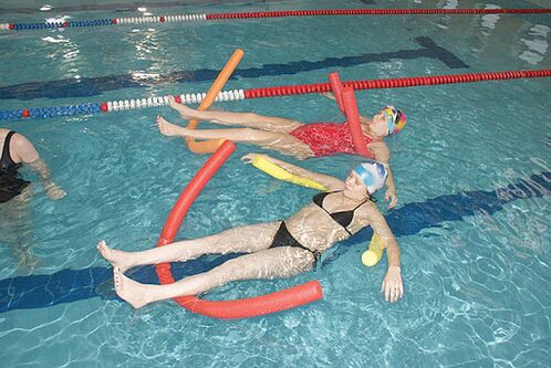 Pour les maux de dos causés par l'ostéochondrose thoracique, il est nécessaire de visiter la piscine